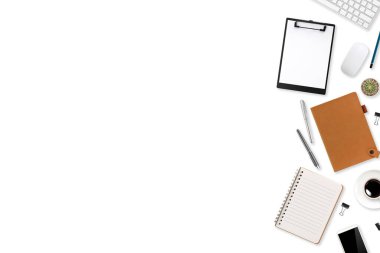 dizüstü bilgisayarı, ofis malzemeleri, kahve fincanı, tablet ve cep telefonlu düz masa.