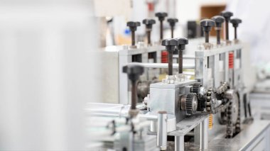 Sanayi ve fabrika konsepti, tıbbi yüz maskesi üretim hattı.