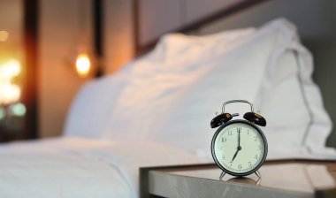 Yatak odasında saat 7: 00 'de çekilen resim bulanık görüntü arkaplanlı.