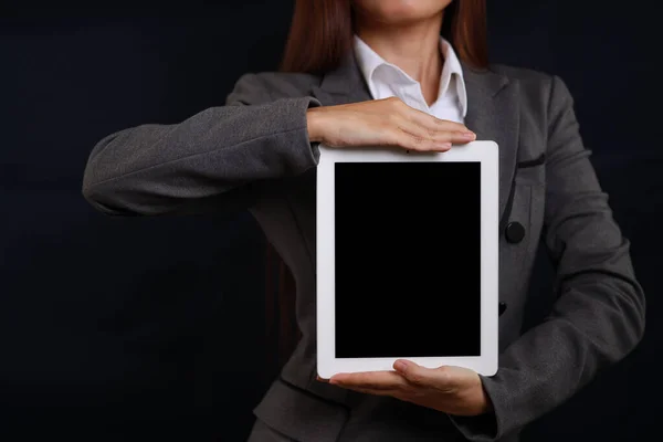 Çekici Profesyonel Kadın Elleri Siyah Arkaplan Reklamları Için Tablet Üzerinde — Stok fotoğraf