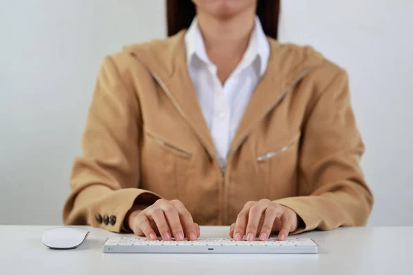 Attraktiva Kvinnliga Händer Classing Kostym Med Hjälp Bärbar Dator Tangentbord — Stockfoto