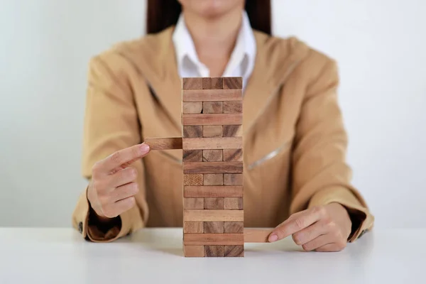 Geschäftsfrau Hände Klassischen Suite Sitzen Und Spielen Oder Steuern Holzklötze — Stockfoto