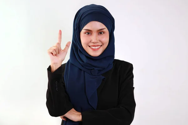 Gelukkige Slimme Aziatische Zakenvrouw Moslim Jurk Staan Wijzen Iets Met — Stockfoto