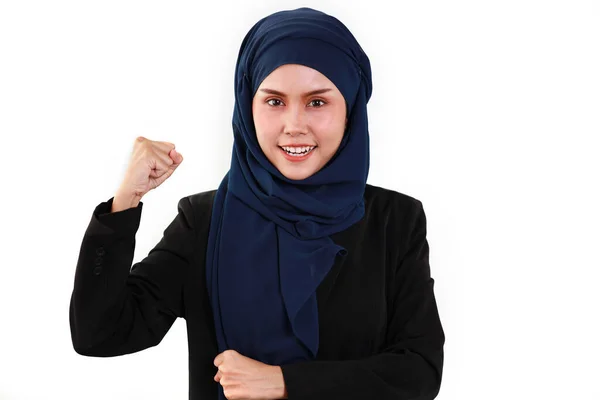 Šťastná Chytrá Asijská Podnikatelka Muslimských Šatech Stojí Zvedá Ruce Dívá — Stock fotografie