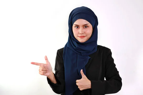 ムスリムのドレス姿の幸せなスマートアジアのビジネス女性が立ってスタジオで自信を持って何かを指しています ヒジャーブの白い背景の肖像画の美しい顔を隔離 広告ポートレートのコンセプト — ストック写真