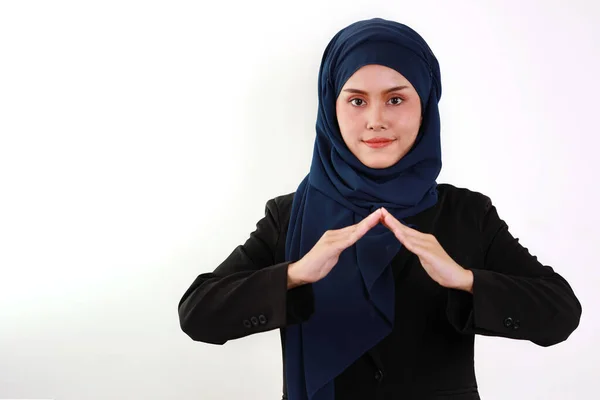 穿着穆斯林经典西服的迷人的职业女性展示了她们的护身符和相机 站在白色背景的女商人 财产保险和安全概念 — 图库照片