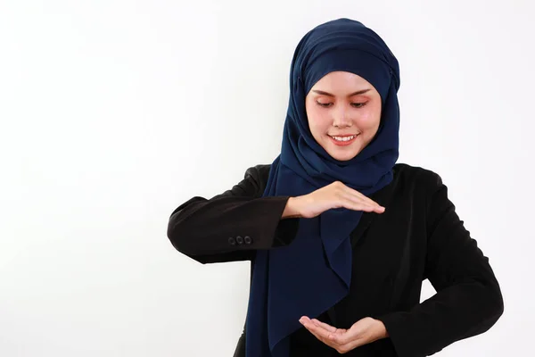 Atraktivní Profesionální Žena Muslimském Klasickém Obleku Show Něco Chrání Podnikatelka — Stock fotografie