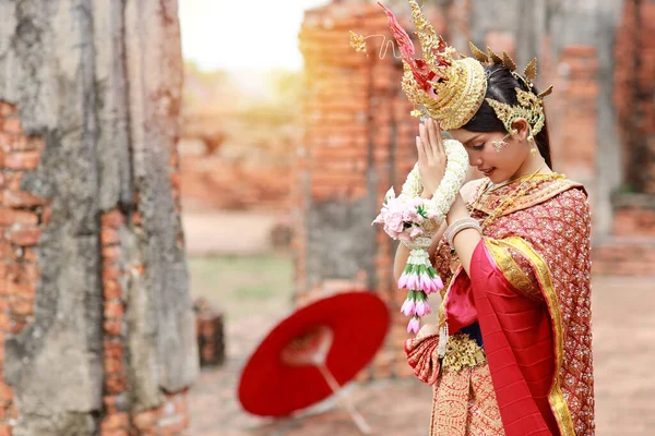 Joven Hermosa Mujer Asiática Traje Tradicional Tailandés Rojo Pagar Respeto —  Fotos de Stock