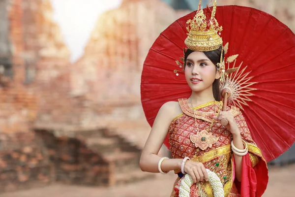 Moda Joven Hermosa Mujer Asiática Traje Tradicional Rojo Tailandés Con — Foto de Stock