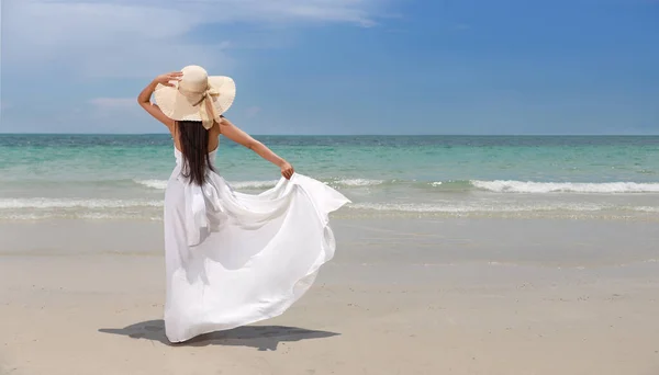 Voltar Ver Felicidade Jovem Asiático Viajante Mulher Vestido Branco Chapéu — Fotografia de Stock