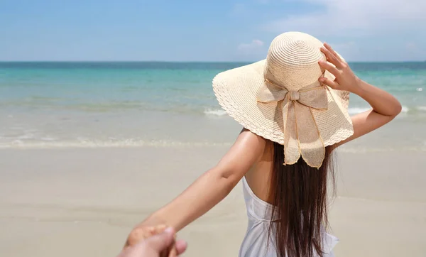 Voltar Vista Jovem Asiático Viajante Casal Siga Vestido Branco Chapéu — Fotografia de Stock