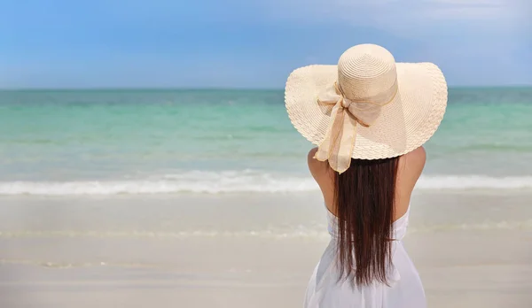 Voltar Ver Felicidade Jovem Asiático Viajante Mulher Vestido Branco Chapéu — Fotografia de Stock