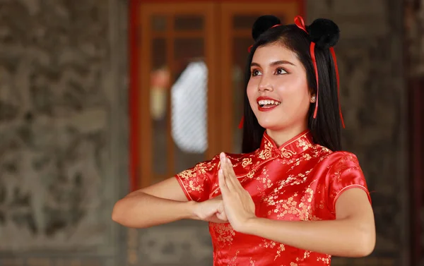 Hermosa Joven Asiática Vestido Rojo Chino Cheongsam Qipao Tradicional Con — Foto de Stock