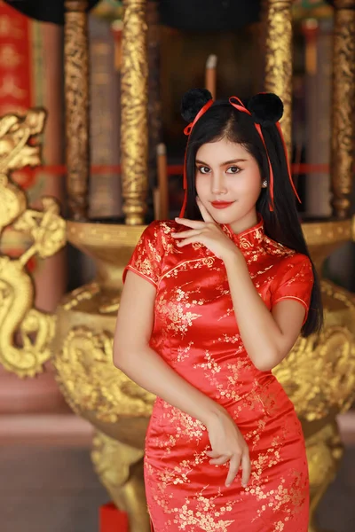 Hermosa Joven Asiática Vestida Rojo Chino Tradicional Cheongsam Qipao Pie — Foto de Stock