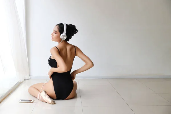 Mooie Gezonde Sportieve Aziatische Jonge Vrouw Zwarte Sportkleding Met Hoofdtelefoon — Stockfoto