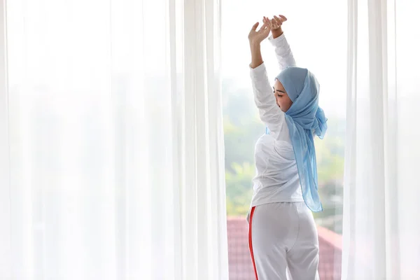 Achteraanzicht Mooie Aziatische Vrouw Met Witte Moslim Slaapkledij Strekken Haar — Stockfoto