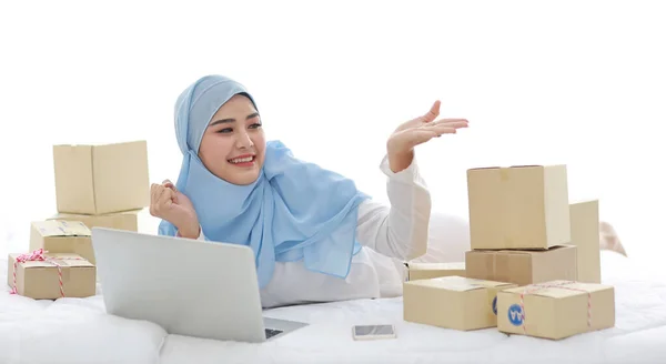 Mulher Asiática Bonita Jovem Sleepwear Muçulmano Mostrando Algo Encontra Cama — Fotografia de Stock