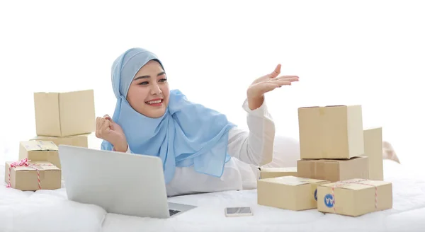 Wanita Asia Yang Cantik Dan Muda Dalam Pakaian Tidur Muslim — Stok Foto