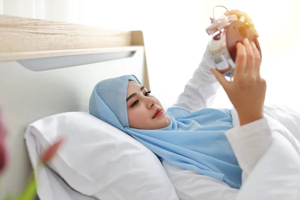 Oversleeping Asian Woman Wearing White Muslim Sleepwear Lying Bed Missing — Stock Photo, Image