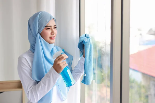 Ativo Inteligente Jovem Asiático Dona Casa Mulher Vestido Muçulmano Segurando — Fotografia de Stock