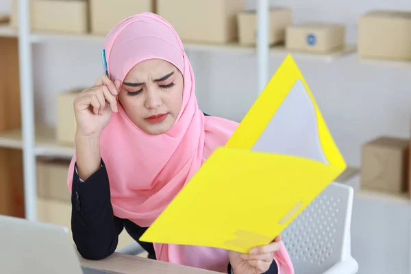Active Asian Woman Wearing Muslim Suit Sitting Holding Folder Seriously — Stock Photo, Image