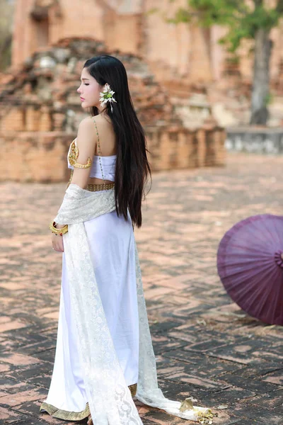 古代寺院に立つタイの伝統衣装を着た若いファッションと美しいアジアの女性 Ayutthaya Thailand — ストック写真