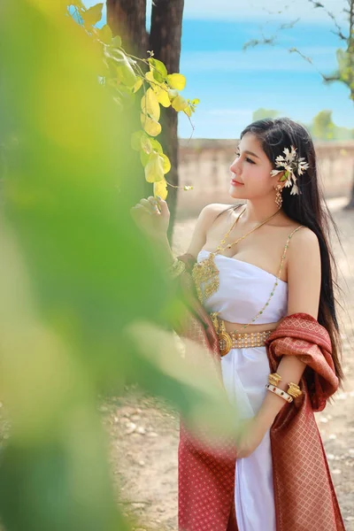 Jonge Mode Mooie Aziatische Vrouw Dragen Thaise Traditionele Kostuum Staan — Stockfoto