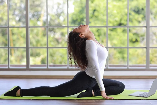 Sportieve Jonge Volwassen Vrouw Zitten Vloer Oefenen Mediate Yoga Kijken — Stockfoto