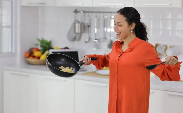 Mulher Latina Feliz Cozinhar Cheirar Provar Comida Cozinha Bela Jovem — Fotografia de Stock