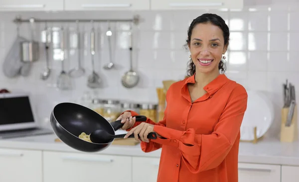 Feliz Mujer Latina Cocinando Oliendo Saboreando Comida Cocina Hermosa Joven — Foto de Stock