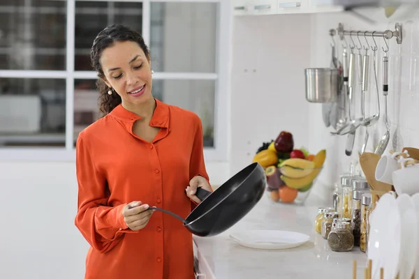 Feliz Mujer Latina Cocinando Oliendo Saboreando Comida Cocina Hermosa Joven — Foto de Stock