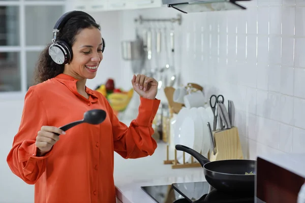 Mulher Latina Feliz Cozinhar Cheirar Provar Comida Enquanto Dança Cozinha — Fotografia de Stock