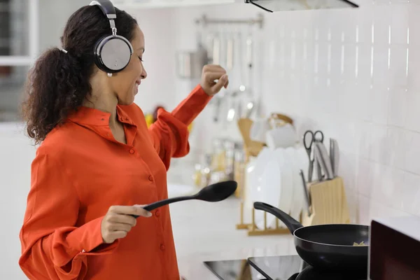 Glückliche Lateinamerikanische Frau Kocht Riecht Und Schmeckt Essen Während Sie — Stockfoto