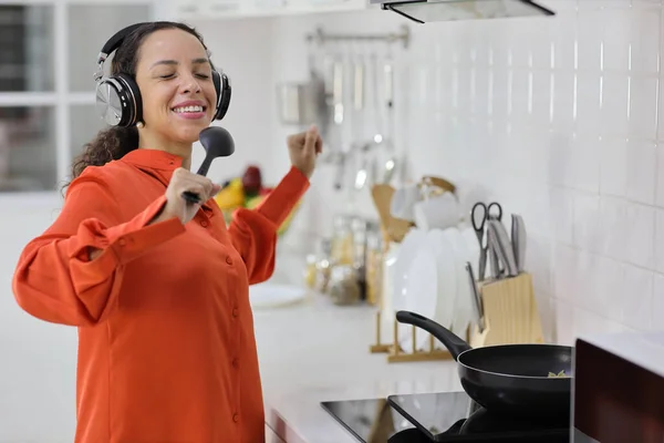 Feliz Mujer Latina Cocinando Oliendo Saboreando Comida Mientras Baila Cocina — Foto de Stock