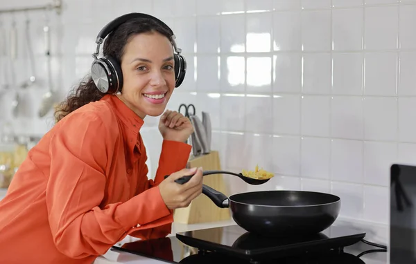 Feliz Mujer Latina Cocinando Oliendo Saboreando Comida Con Cuchara Cocina — Foto de Stock