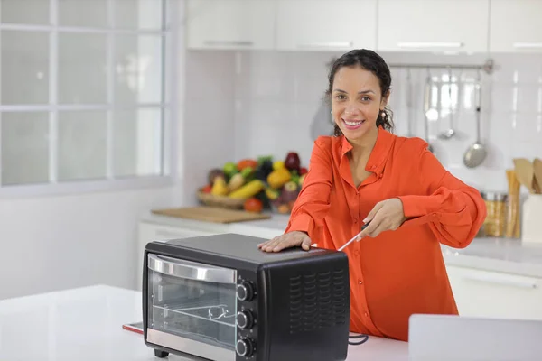 Mulher Latina Feliz Reparar Consertar Forno Microondas Cozinha Bela Jovem — Fotografia de Stock