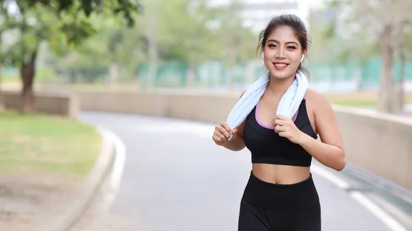Porträtt Sportig Ung Asiatisk Kvinna Sportkläder Jogging Utomhus För Maraton — Stockfoto