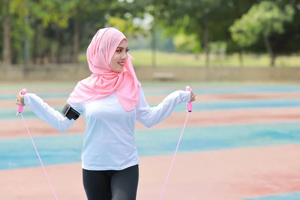 Atletische Jonge Aziatische Vrouw Moslim Sportkleding Staande Springtouw Buiten Voor — Stockfoto