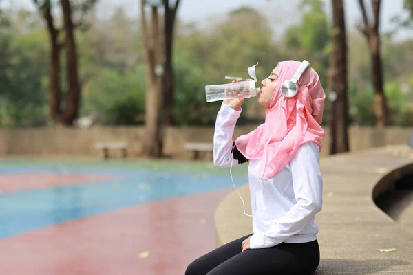 Όμορφη Αθλήτρια Γυμναστικής Ασιάτισσα Γυναίκα Πίνει Νερό Μετά Την Άσκηση — Φωτογραφία Αρχείου