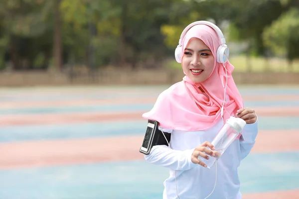 Mooie Fitness Atleet Aziatische Vrouw Drinken Van Water Het Sporten — Stockfoto