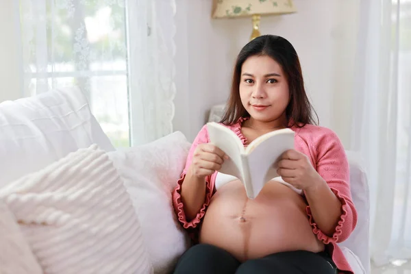 Šťastná Mladá Asijská Těhotná Žena Sedí Odpočívá Pohovce Obývacím Pokoji — Stock fotografie