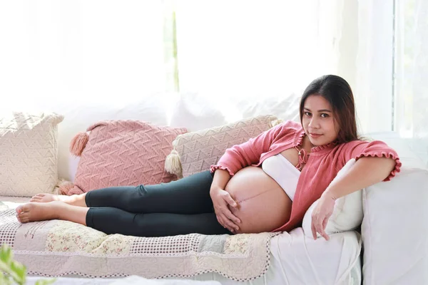 Feliz Sonrisa Joven Asiática Embarazada Mujer Descansando Tumbado Sofá Sala —  Fotos de Stock