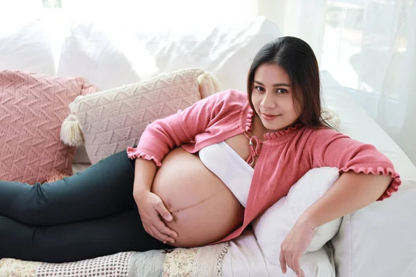 Feliz Sonrisa Joven Asiática Embarazada Mujer Descansando Tumbado Sofá Sala —  Fotos de Stock
