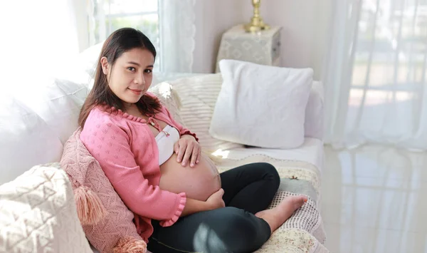 Feliz Sonriente Joven Asiática Embarazada Sentada Descansando Sofá Sala Estar —  Fotos de Stock