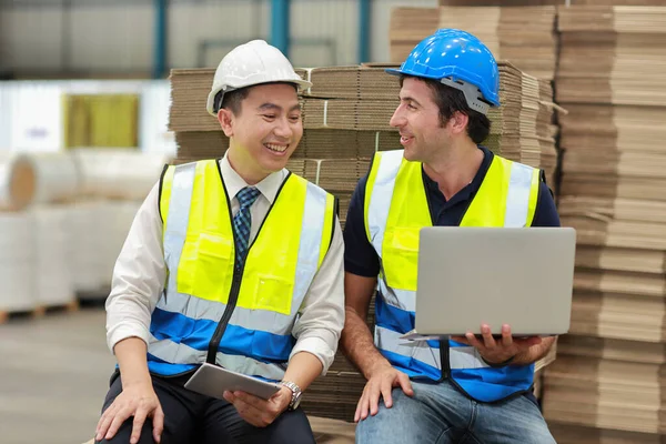 Arquitecto Ingenieros Trabajadores Pie Revisando Grandes Almacenes Con Computadora Multiétnico — Foto de Stock