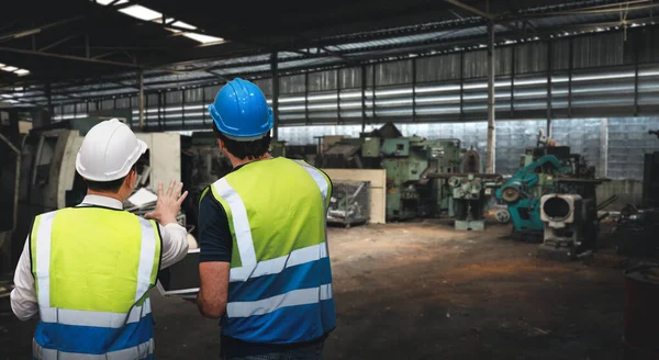 Achteraanzicht Architect Mannen Werknemers Staan Controleren Bij Zware Industrie Fabriek — Stockfoto