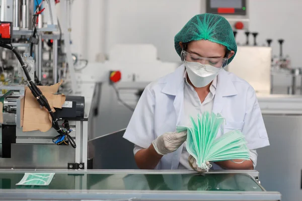 Werknemersvrouw Persoonlijke Beschermingsmiddelen Pbm Inspecteren Kwaliteit Van Masker Medische Gezichtsmasker — Stockfoto