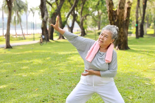 Ioga Praticando Ou Aptidão Do Homem Idoso Humor Positivo Em Esportes Foto  de Stock - Imagem de potência, ativo: 83967866