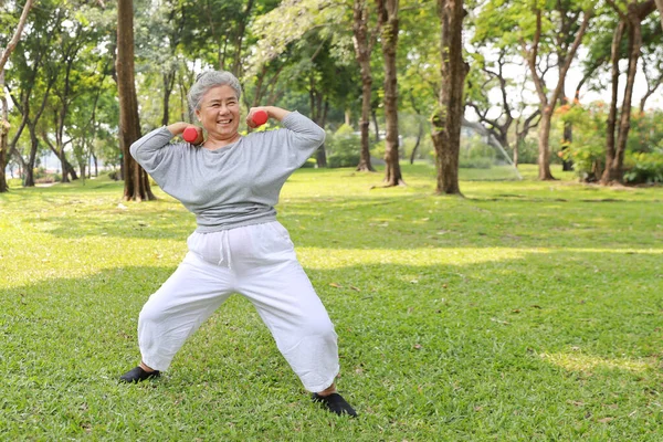 Szczęśliwa Uśmiechnięta Azjatycka Starsza Kobieta Robi Ćwiczenia Rękę Podnoszenie Hantli — Zdjęcie stockowe