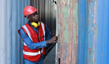 Foreman içerideki malları görmek ve yükleme kutularını kontrol etmek için konteynır kapısını açar. Konteyner kargo alanında çalışan mühendis ya da işçi endüstriyel konteynır kargo gemisini kontrol ediyor..